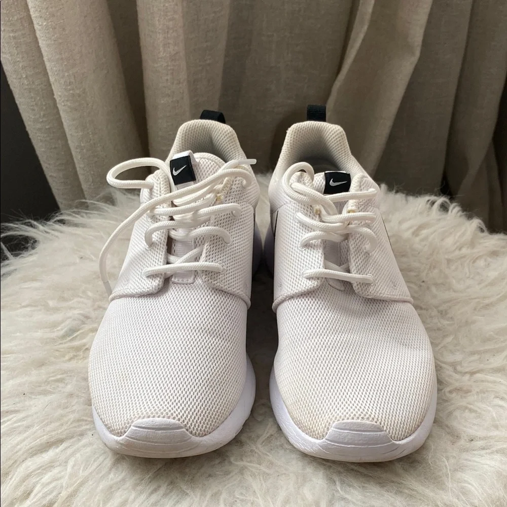 NIKE ROSHE Lightweight Minimalist Sneakers, size 6